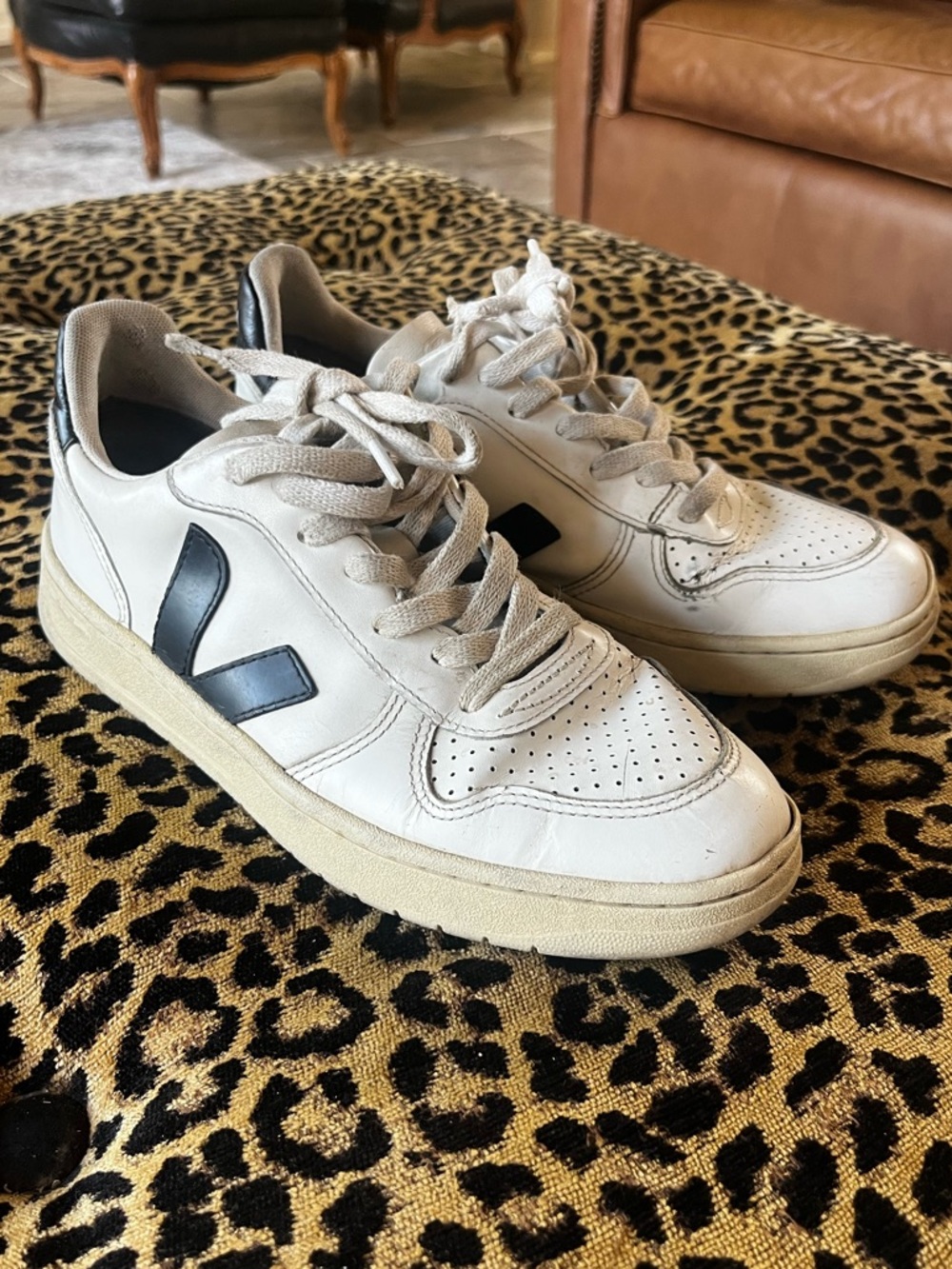 Veja V-10 Women White Black Leather Casual Sneakers  SZ 6